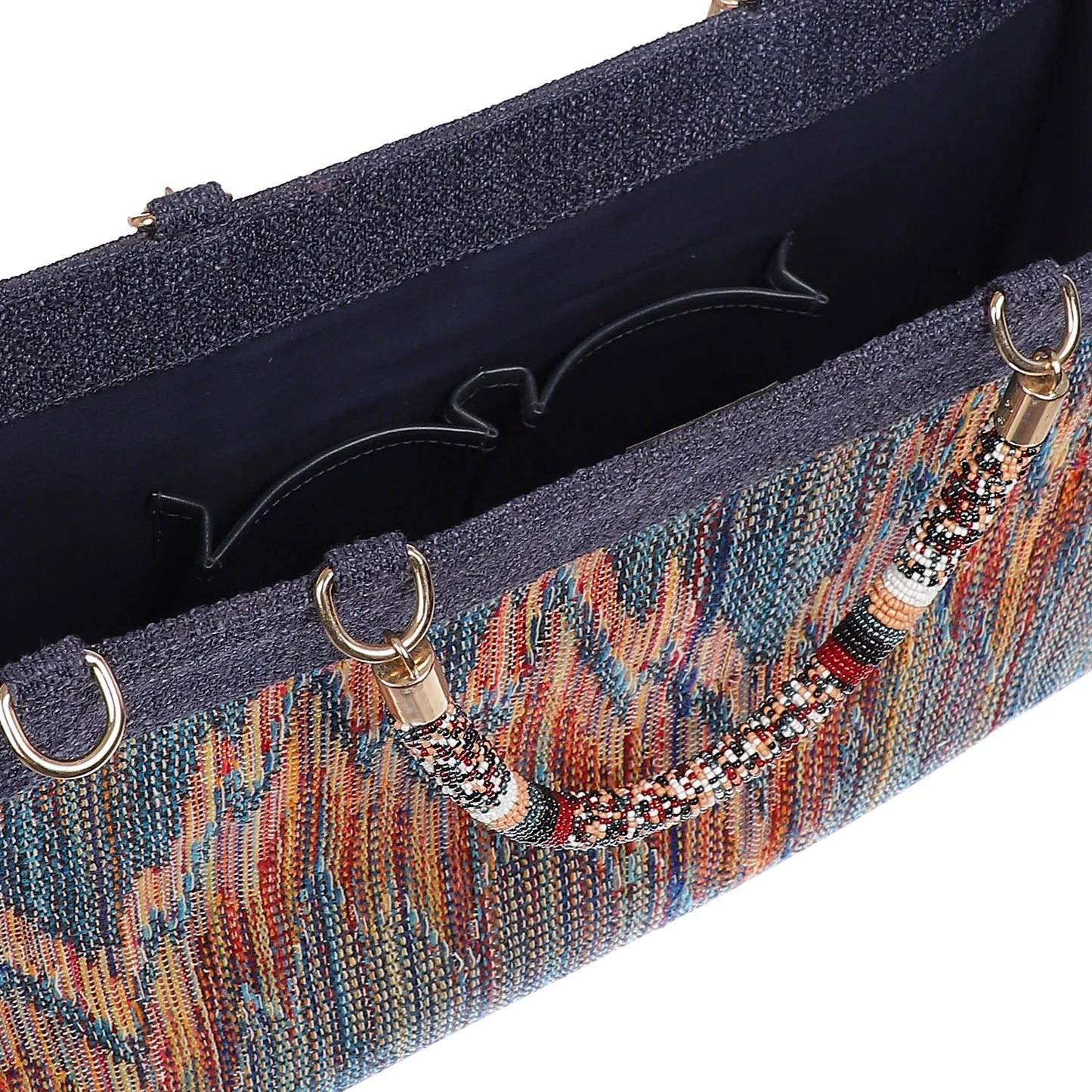 Bolso de hombro exclusivo con acabados artesanales.