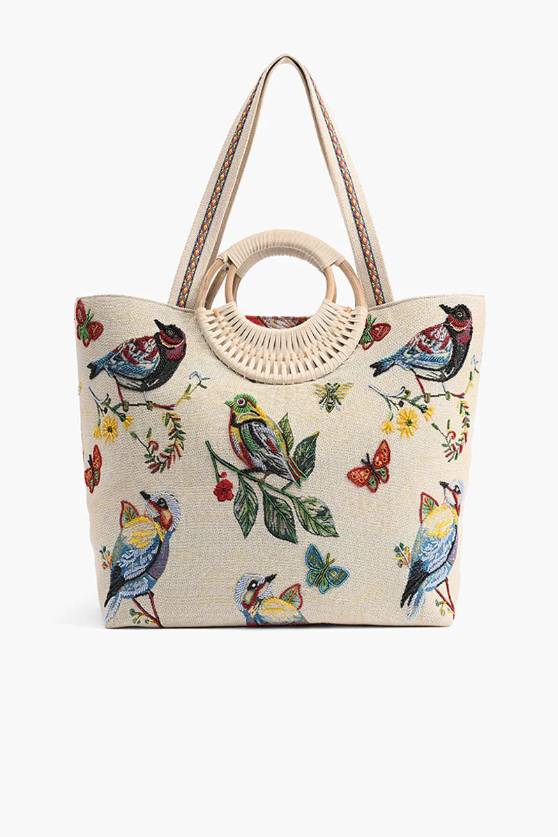 Diseño sostenible en bolso tote hecho a mano con detalles únicos.
