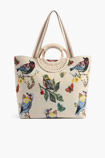 Diseño sostenible en bolso tote hecho a mano con detalles únicos.