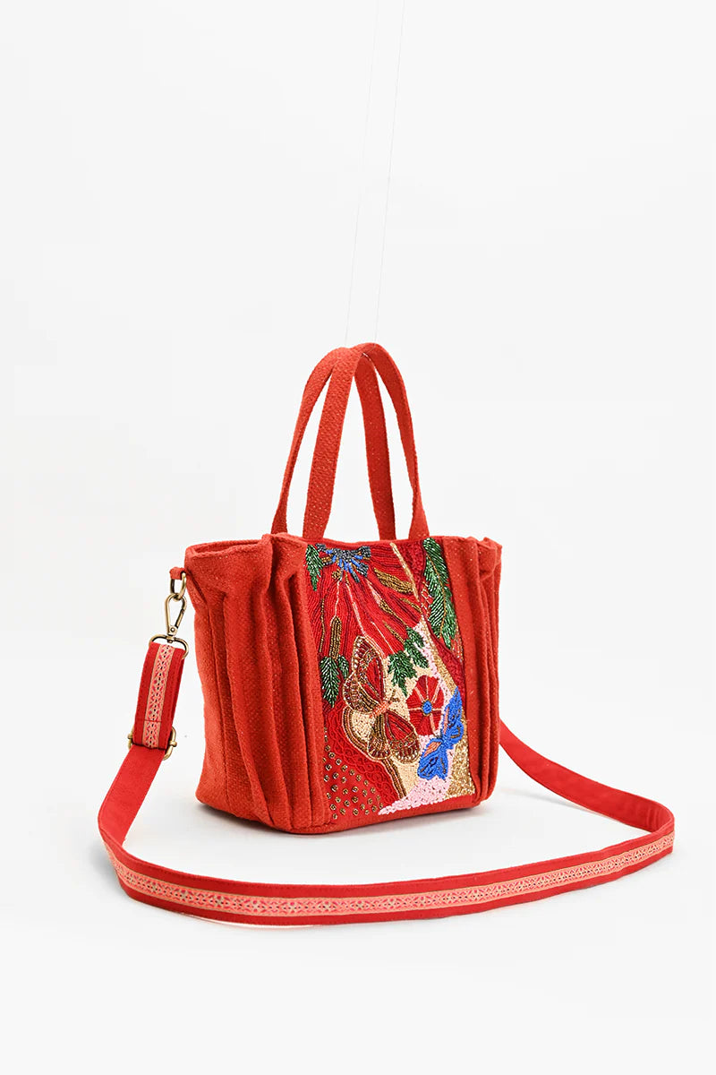 Riñonera moderna hecha a mano, perfecta para looks dinámicos.