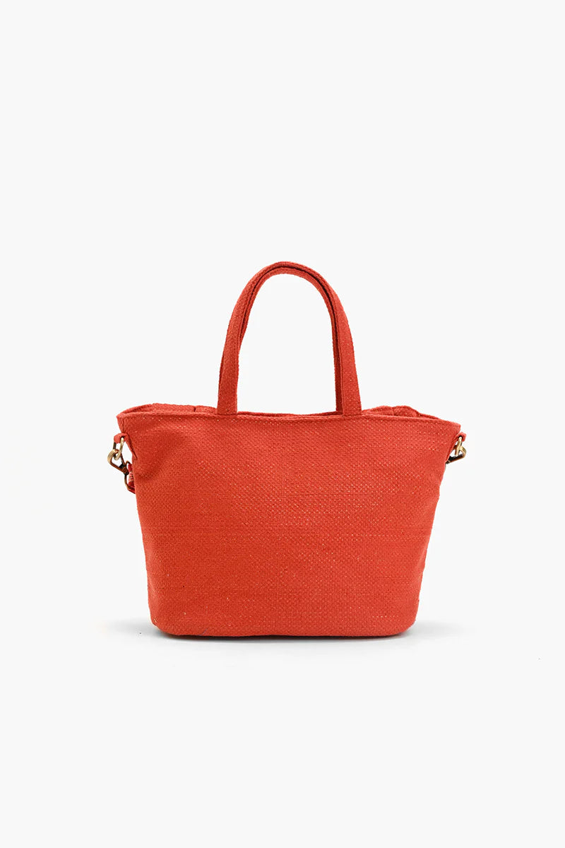 Detalles exclusivos en bolso artesanal vegano de lujo.