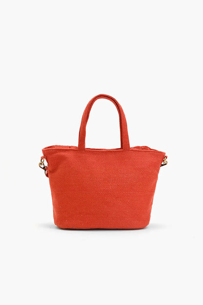 Detalles exclusivos en bolso artesanal vegano de lujo.