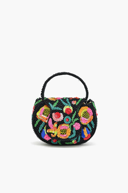 Bolso de hombro artesanal, ideal para looks sofisticados.
