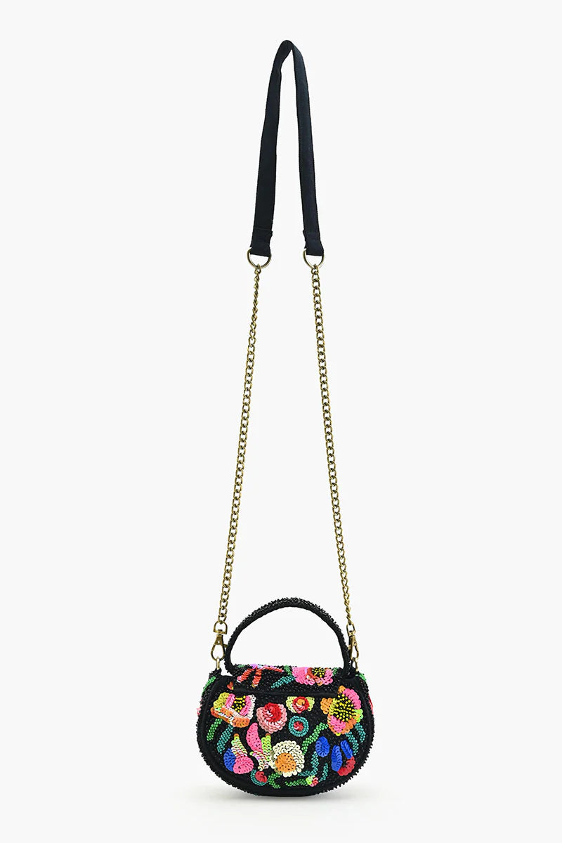 Diseño contemporáneo en bolso tote vegano y sostenible.