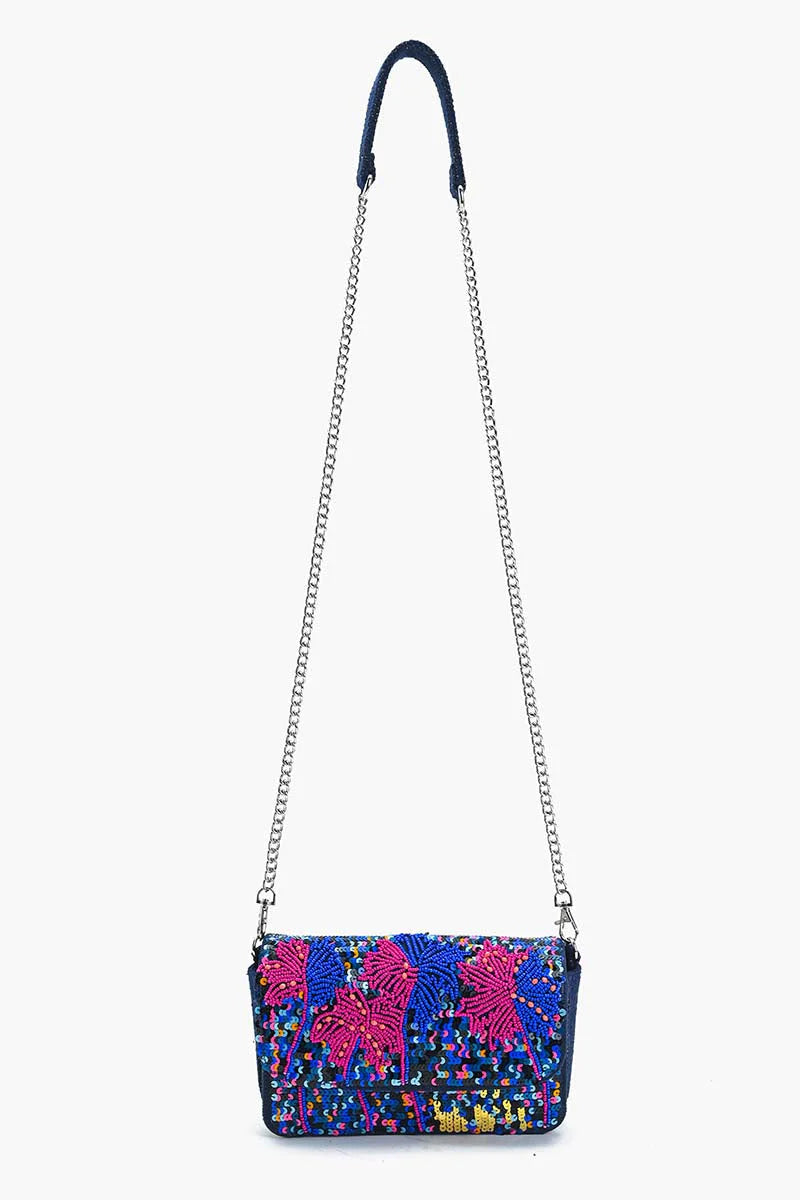 Diseño boho chic en bolso artesanal para ocasiones especiales.