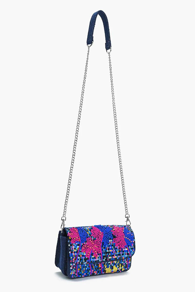 Bolsos exclusivos hechos a mano en materiales cruelty free.