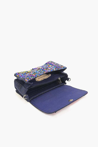Bolso vegano de lujo hecho a mano con detalles artesanales.