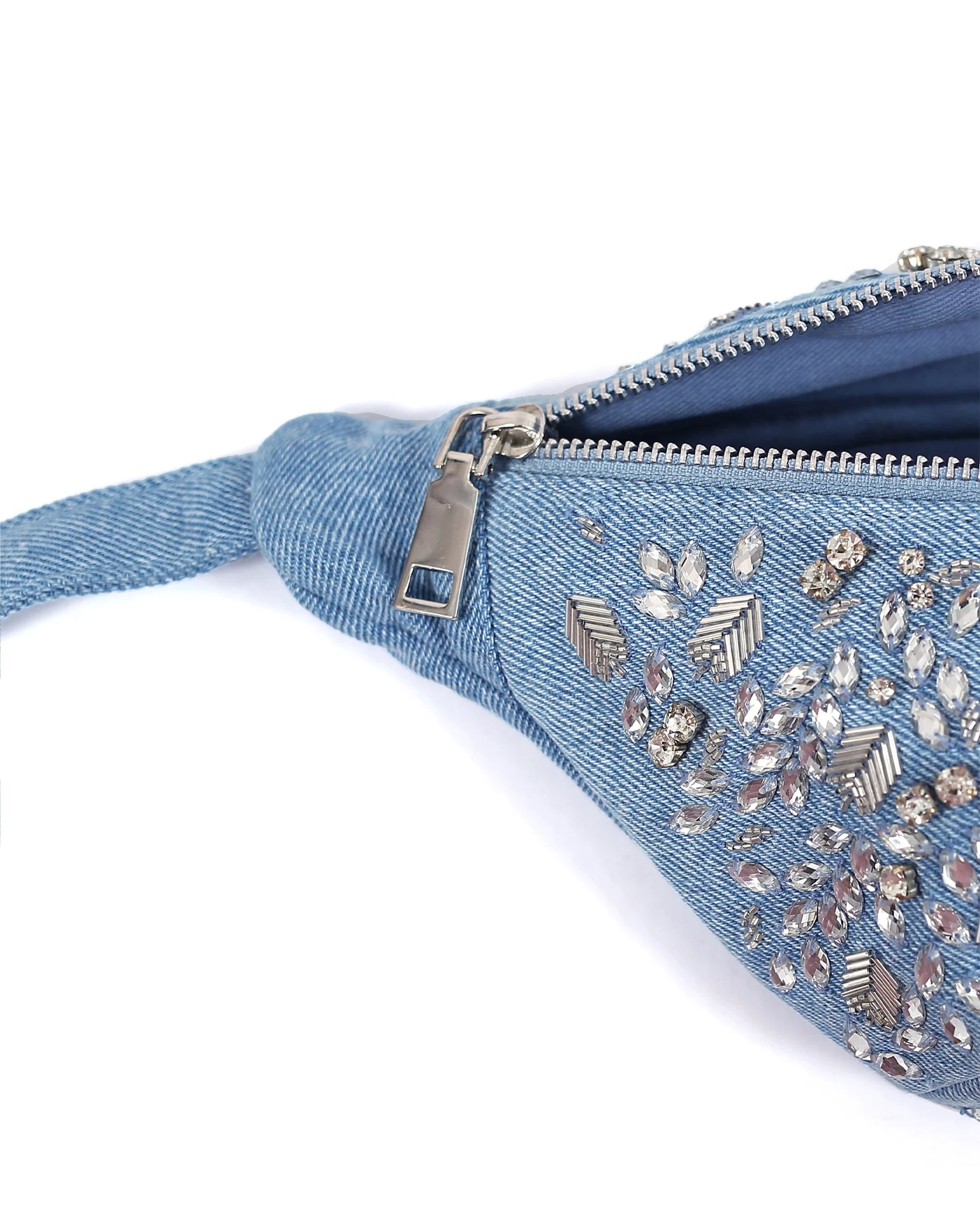 Detalles artesanales en bolso de hombro único y elegante.