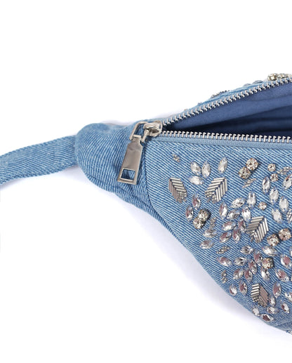 Detalles artesanales en bolso de hombro único y elegante.