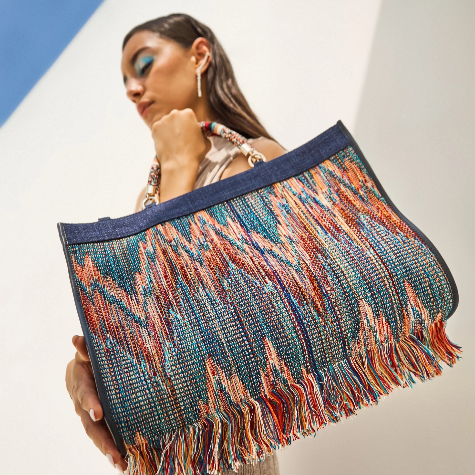 Hecho a mano: bolso vegano exclusivo con materiales éticos.
