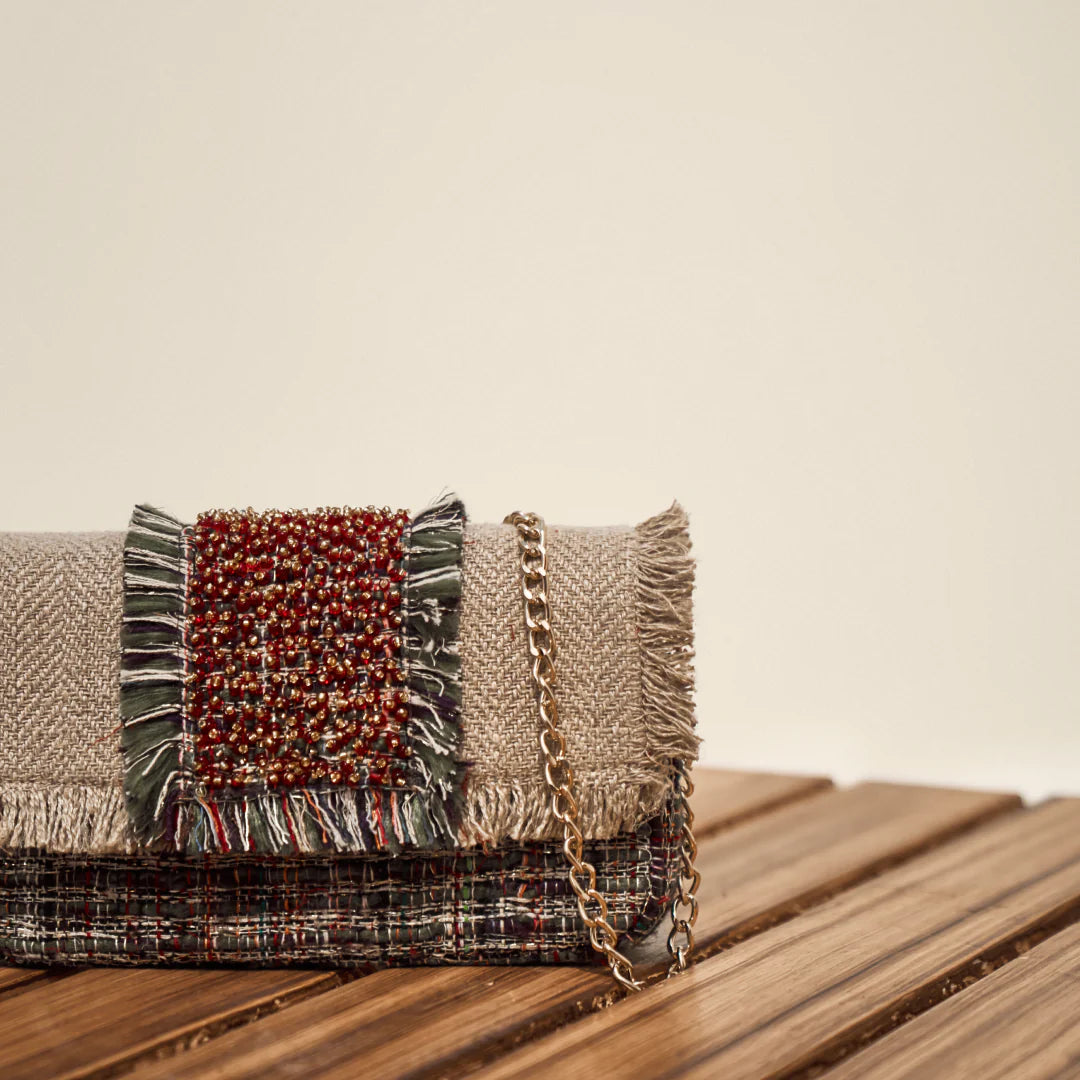 Bolso tote único y vegano con detalles premium.