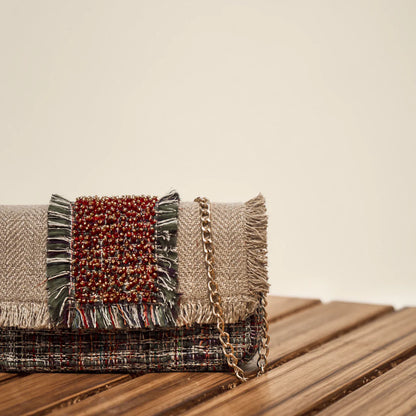 Bolso tote único y vegano con detalles premium.