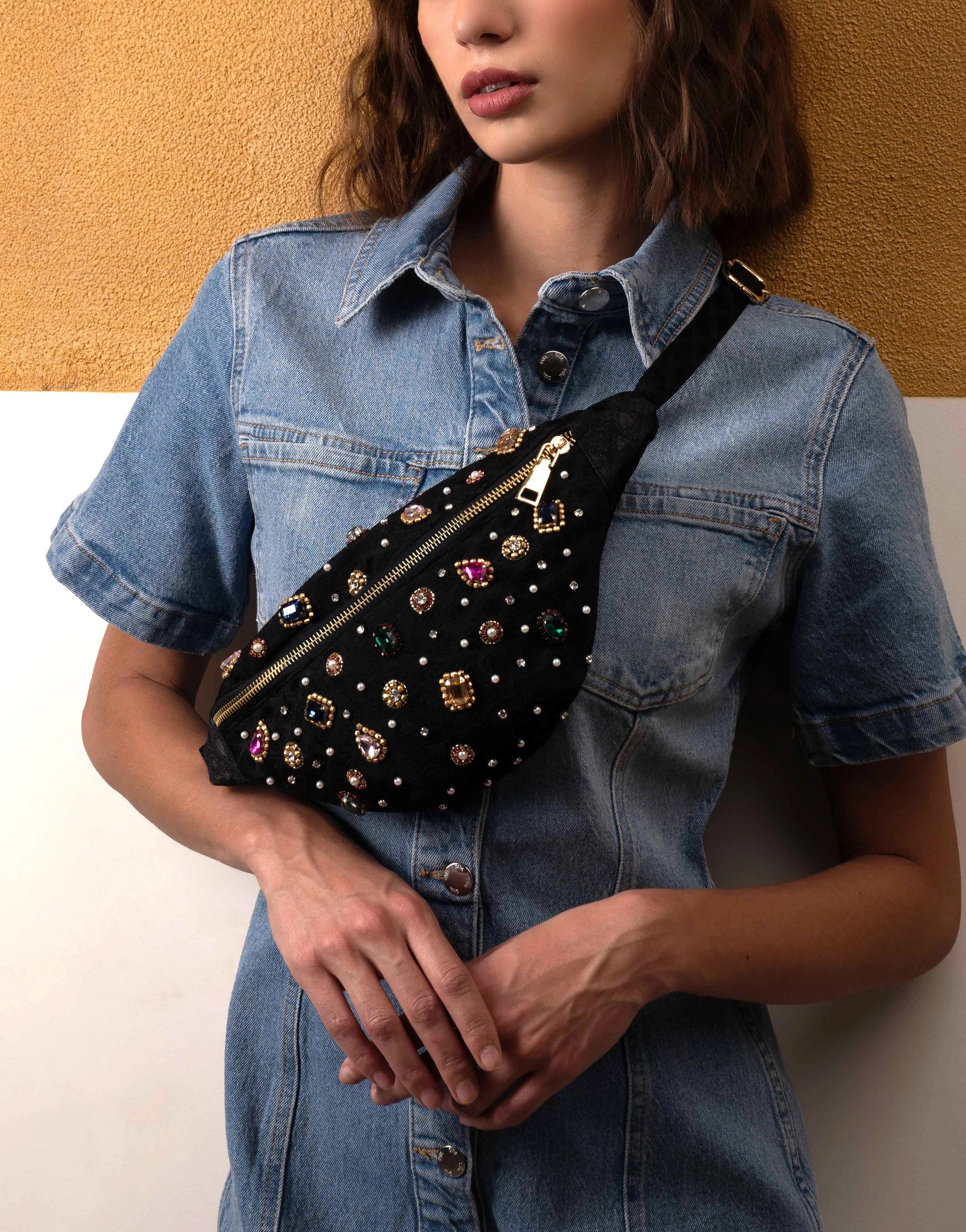 Riñonera de diseño contemporáneo hecha a mano con amor.