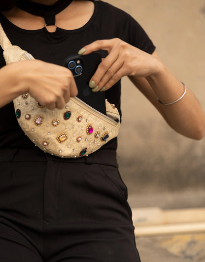 Bolso de hombro único con detalles sostenibles y elegantes.