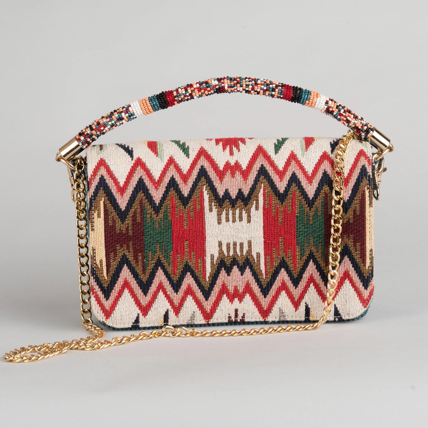 Artesanía y lujo en bolso tote de edición limitada.