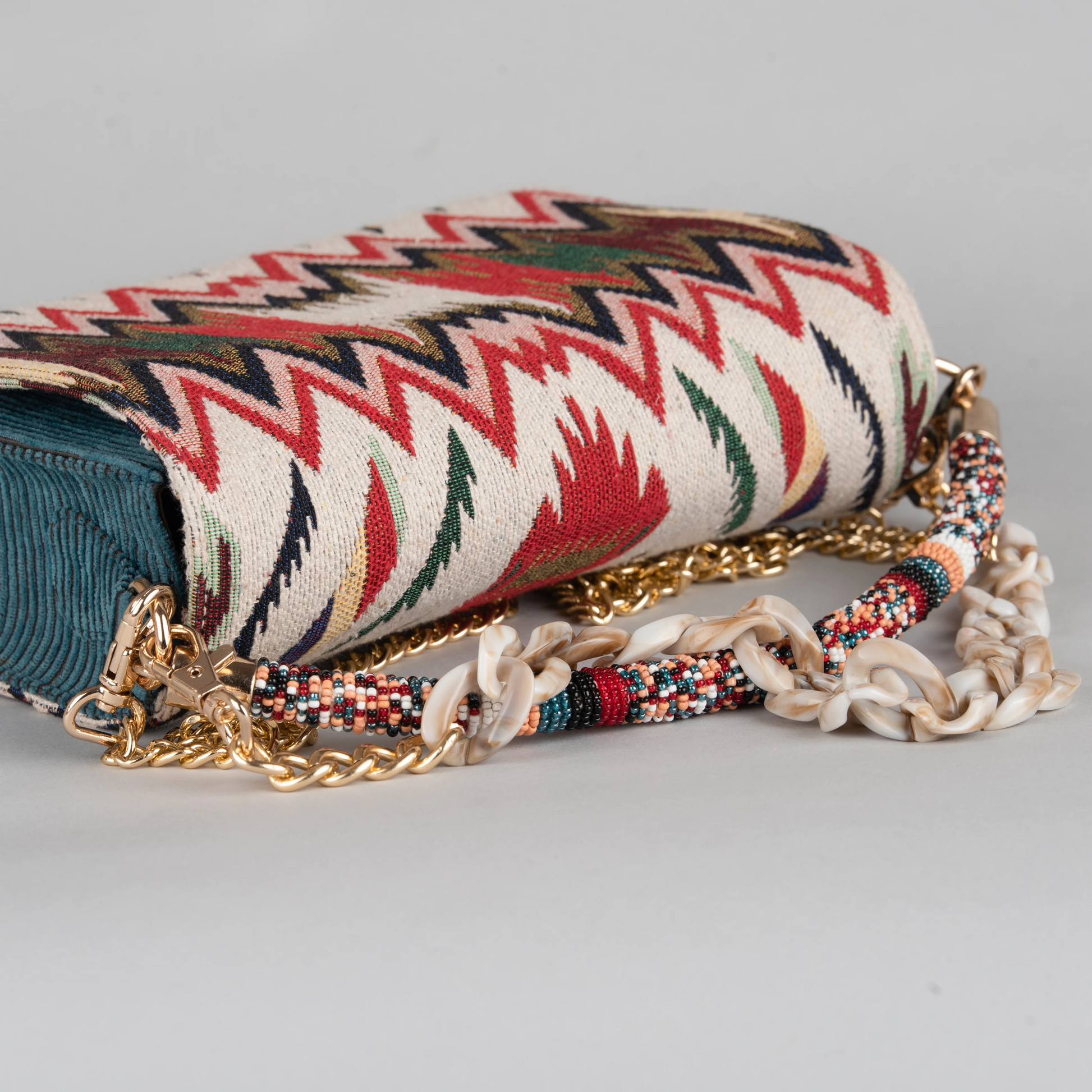 Bolso de lujo artesanal con diseño único y sostenible.