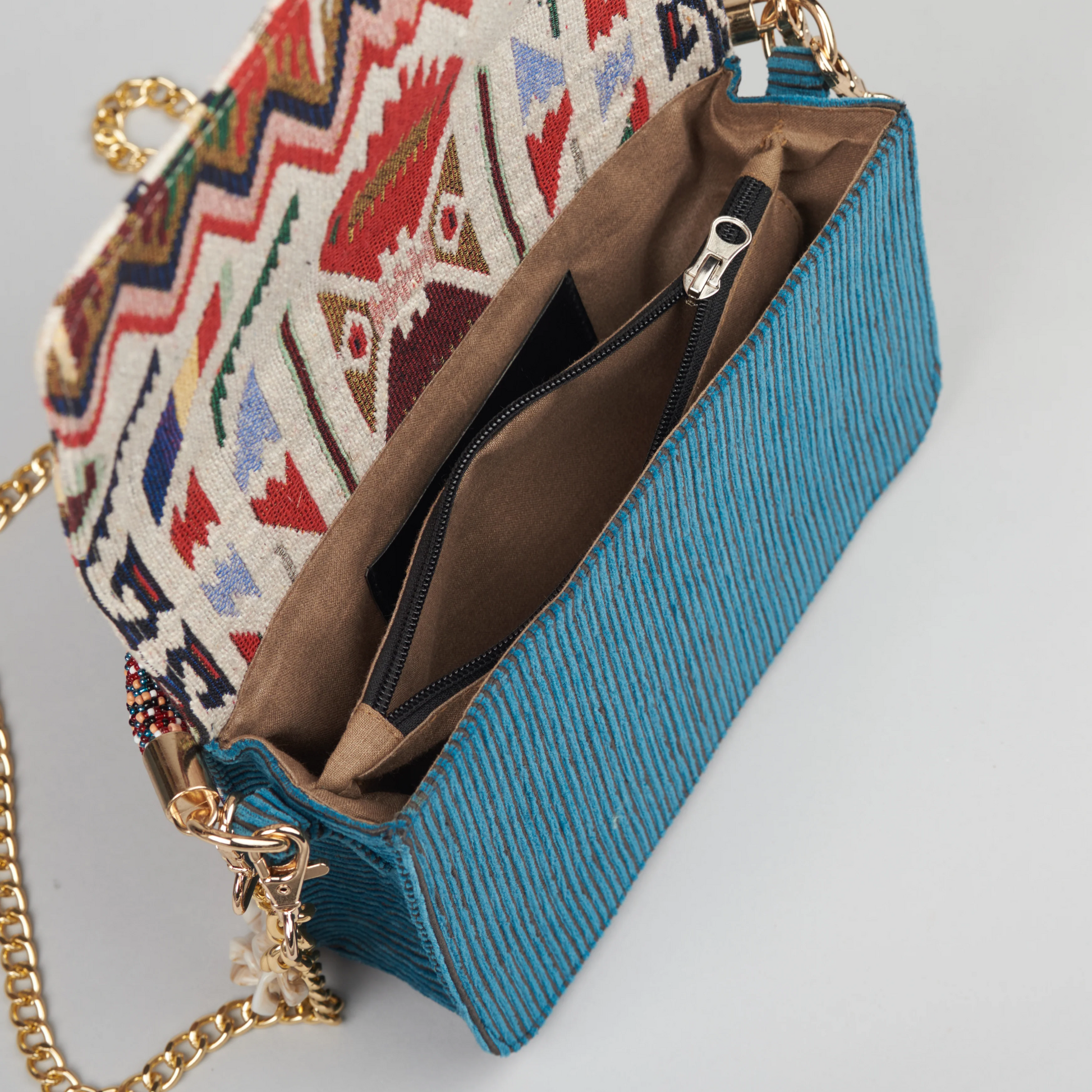 Detalles artesanales en bolso exclusivo vegano y ético.