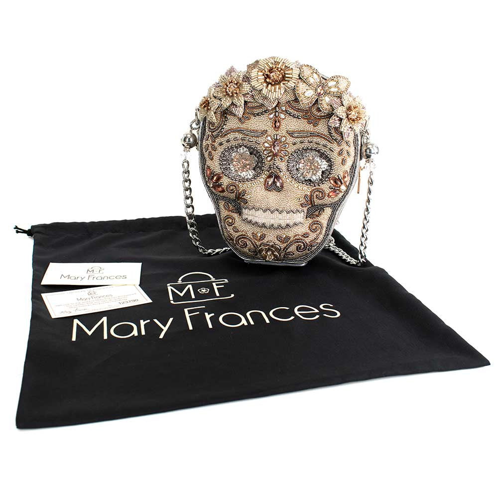 Detalles artesanales en bolsos hechos a mano.
