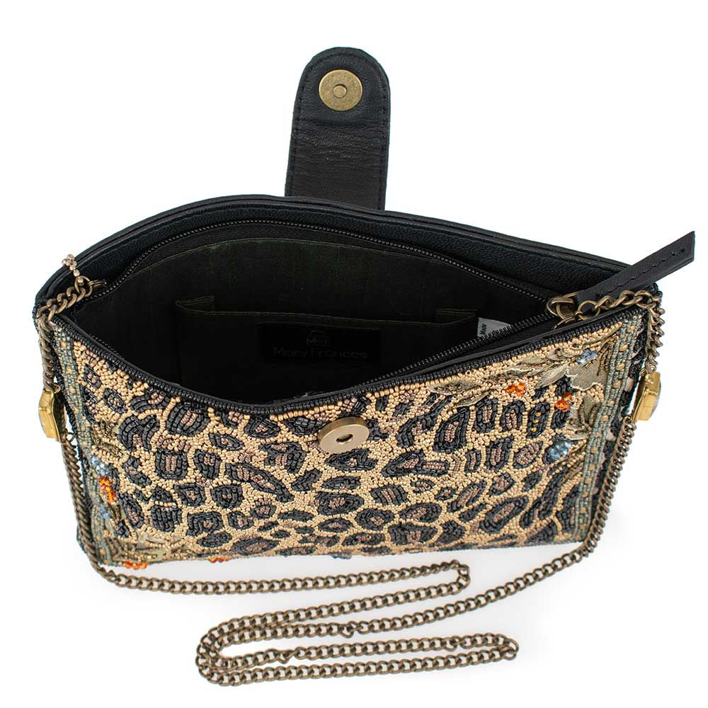Bolso vegano artesanal con detalles únicos y modernos.